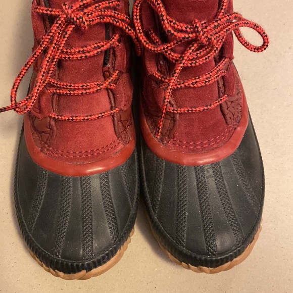 Red Sorel waterproof duck style boots - Picture 7 of 8